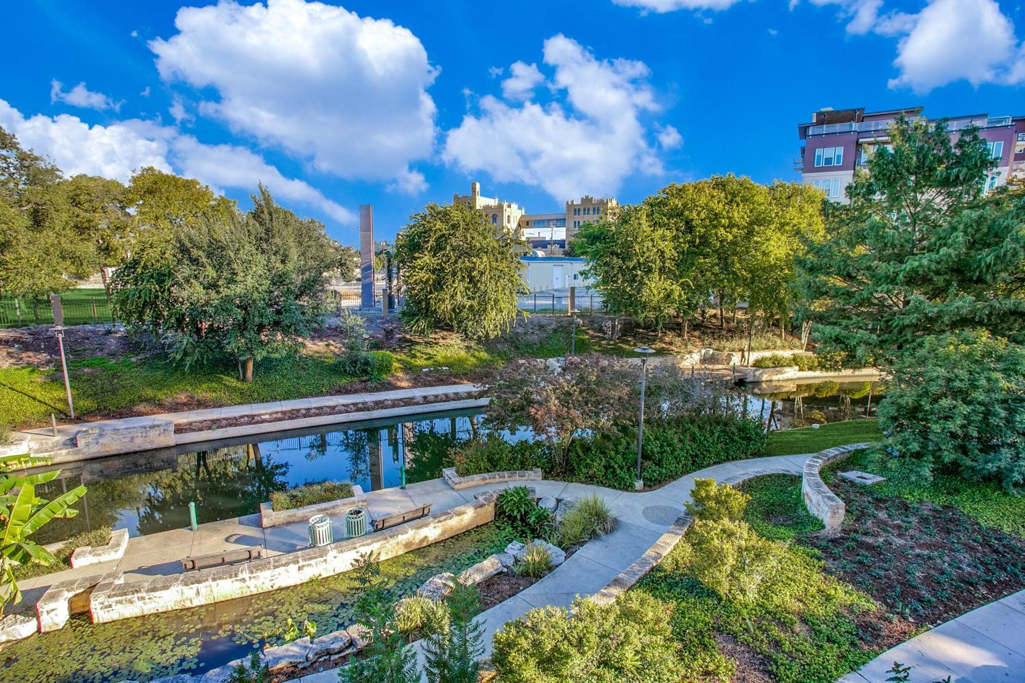 Lush Downtown Condo On Riverwalk W King Ste, Free Parking, Pet Friendly, Centrally Located On Riverwalk San Antonio Eksteriør billede